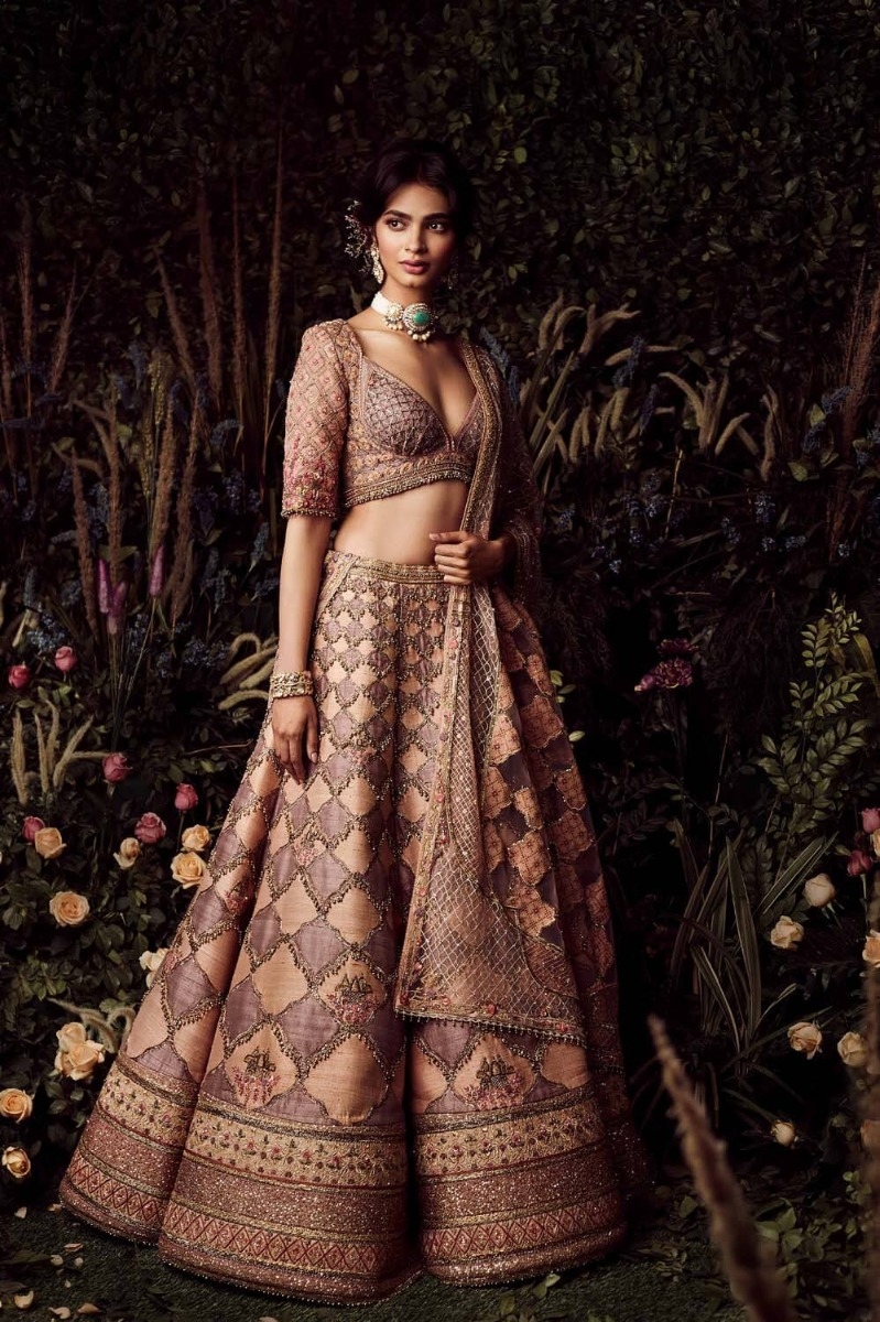 How To Choose Your Bridal Lehenga Colour According To Complexion?