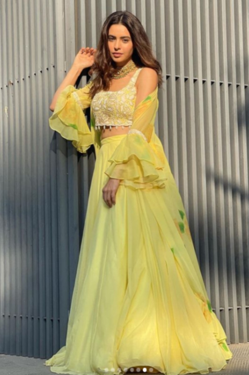 AAMNA SHARIF IN LEMON YELLOW CAPE LEHNGA SET