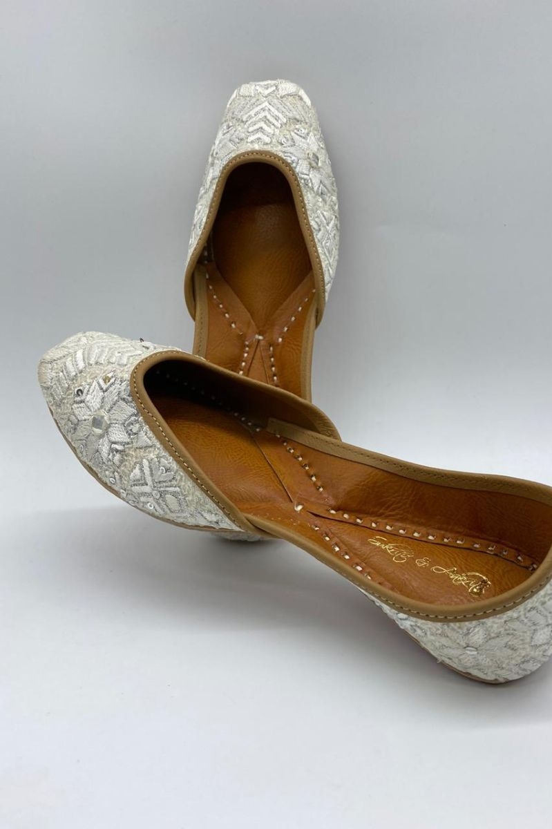 NEO PHULKARI WHITE JUTTI